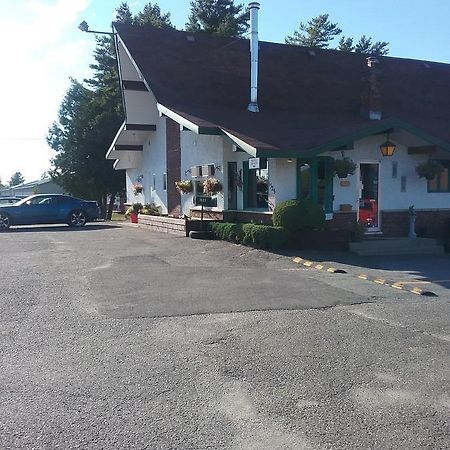Motel Les Pins Granby Zewnętrze zdjęcie