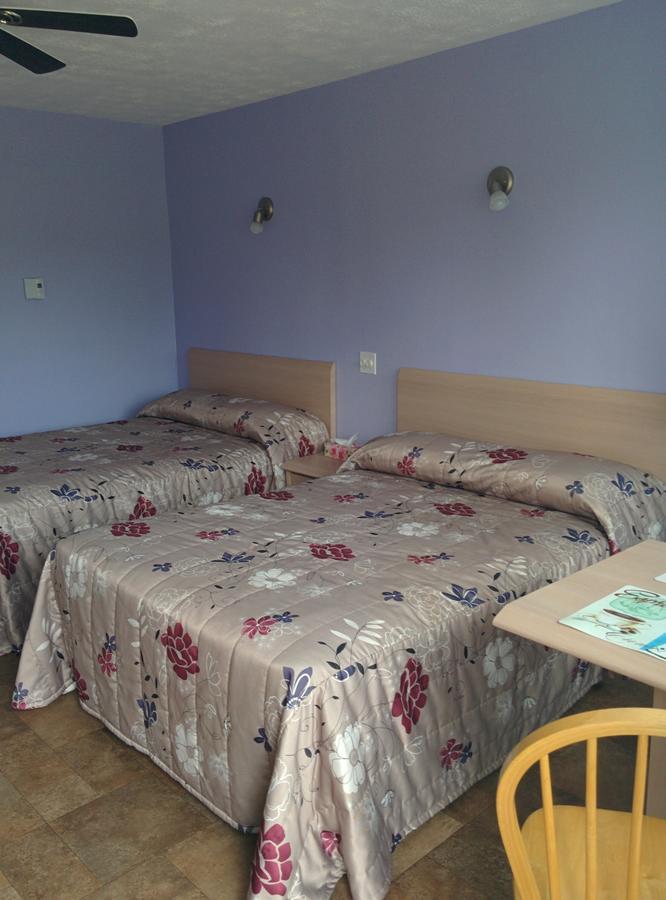 Motel Les Pins Granby Zewnętrze zdjęcie