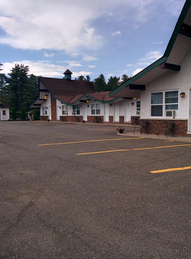 Motel Les Pins Granby Zewnętrze zdjęcie