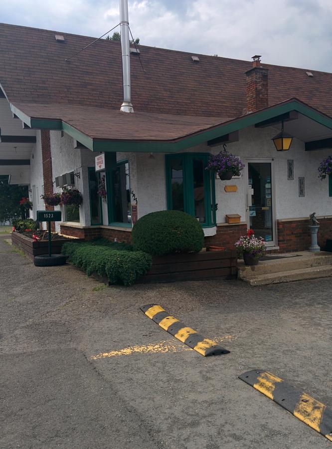 Motel Les Pins Granby Zewnętrze zdjęcie