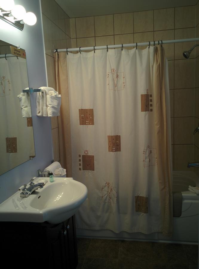 Motel Les Pins Granby Zewnętrze zdjęcie