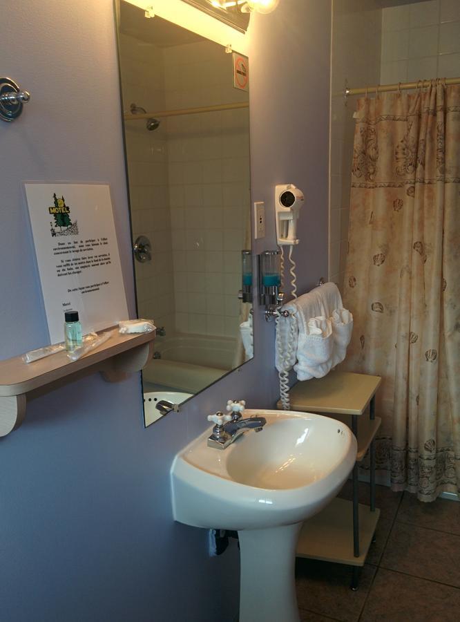 Motel Les Pins Granby Zewnętrze zdjęcie