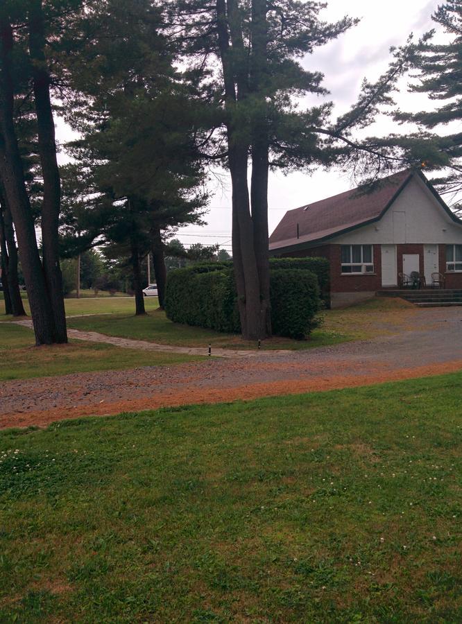 Motel Les Pins Granby Zewnętrze zdjęcie