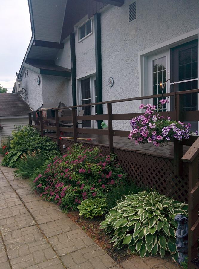 Motel Les Pins Granby Zewnętrze zdjęcie
