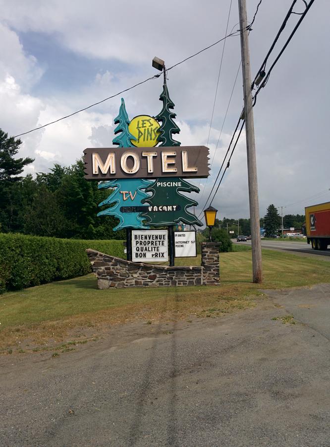 Motel Les Pins Granby Zewnętrze zdjęcie