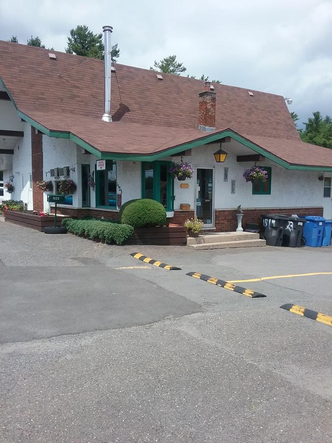 Motel Les Pins Granby Zewnętrze zdjęcie