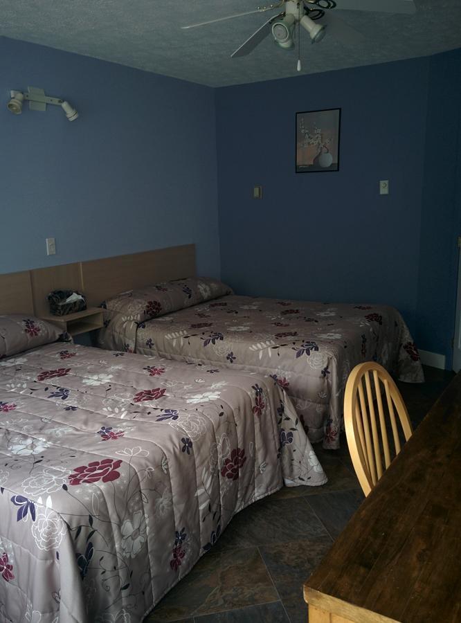 Motel Les Pins Granby Zewnętrze zdjęcie