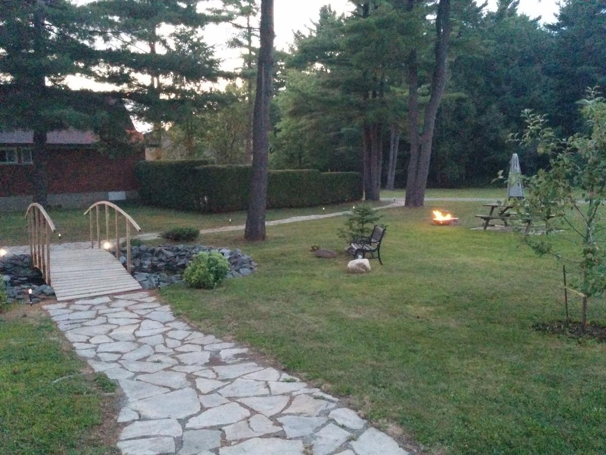Motel Les Pins Granby Zewnętrze zdjęcie