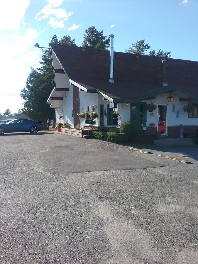 Motel Les Pins Granby Zewnętrze zdjęcie