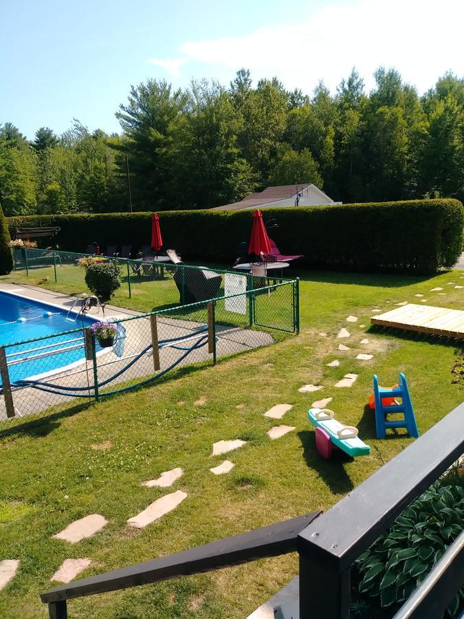 Motel Les Pins Granby Zewnętrze zdjęcie